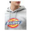 Upptäck Dickies Icon Logo Hoodie i Grå Melange, en klassisk herrhoodie med den ikoniska Dickies-logotypen, framficka och en bekväm huva.