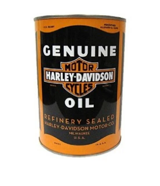 Harley Davidson 20W-50 Olja i plåtburk 1 U.S. Quart = 946 ML. Perfekt för den som gillar det gamla klassiska sättet att fylla på olja på.