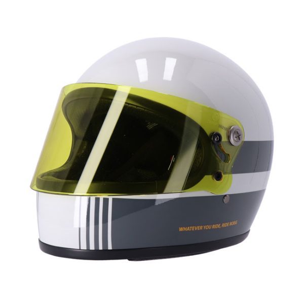 Bild av Roeg Chase Fog Line Helmet, en retroinspirerad helkroppshjälm med CE 22.06 godkännande, tillverkad av fiberglas med avtagbart interiör och anti-dimma visir.