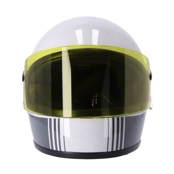 Bild av Roeg Chase Fog Line Helmet, en retroinspirerad helkroppshjälm med CE 22.06 godkännande, tillverkad av fiberglas med avtagbart interiör och anti-dimma visir.