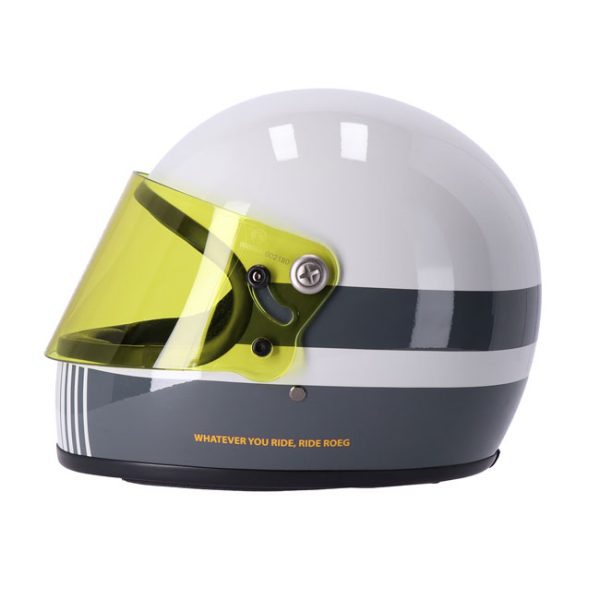 Bild av Roeg Chase Fog Line Helmet, en retroinspirerad helkroppshjälm med CE 22.06 godkännande, tillverkad av fiberglas med avtagbart interiör och anti-dimma visir.