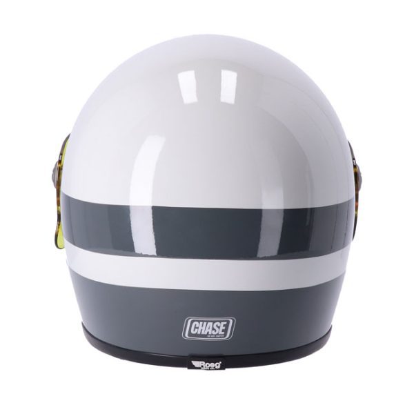 Bild av Roeg Chase Fog Line Helmet, en retroinspirerad helkroppshjälm med CE 22.06 godkännande, tillverkad av fiberglas med avtagbart interiör och anti-dimma visir.